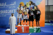 Los campeones en el podio. (WAM)