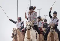 Las ganadoras del marat&oacute;n a camello. (WAM)