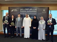 Los ganadores del premio junto a los representantes del evento. (WAM)