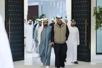 Un momento del encuentro entre los dos l&iacute;deres emirat&iacute;es. (WAM)