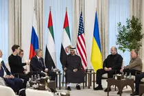 El presidente de Emiratos con las delegaciones de Rusia, EEUU y Ucrania. (WAM)