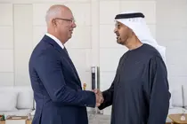 El presidente de EAU y el enviado ruso en Abu Dhabi. (WAM)