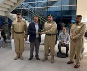 El residente honesto con los oficiales de la polic&iacute;a de Dubai. (X)