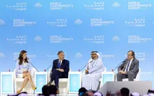 Anwar Gargash, segundo por la derecha, durante su participaci&oacute;n en la Cumbre Mundial de Gobiernos de Dubai. (WAM)