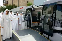 El gobernante de Dubai ante una cabina de Glydways, transporte del futuro. (Dubai Media Office)