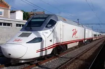 Un tren espa&ntilde;ol Talgo. (X)