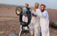 Avistamiento de la Luna en Om&aacute;n. (Agencia de noticias de Om&aacute;n)