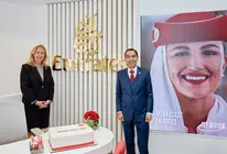 Monika White, directora general de la aerol&iacute;nea en Espa&ntilde;a, en presencia del embajador de  Emiratos &Aacute;rabes Unidos en Espa&ntilde;a, Saleh Alsuwaidi. (Emirates)