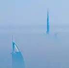 El Burj Khalifa y el Burj Al Arab sobresalen entre la niebla. (Instagram)