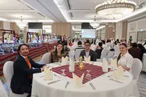 Asistentes disfrutan del Iftar por Ramad&aacute;n. (Cedida)