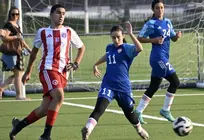 La joven espa&ntilde;ola con el bal&oacute;n en Dubai. (Cedida)