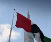 La bandera emirat&iacute; ante el Burj Khalifa. (Dubai Media Office)