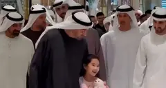 El presidente de EAU saluda a una ni&ntilde;a en Dubai Mall este lunes. (Brics News)
