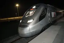 Uno de los trenes de EAU que cubre el servicio hacia la frontera saud&iacute;. (WAM)