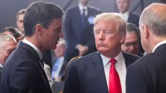 Pedro S&aacute;nchez -izquierda- conversa con Donald Trump. (Fuente externa)