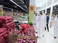 El ministro de Econom&iacute;a de EAU durante su visita al mercado de frutas y verduras de Dubai. (WAM)