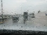 La lluvia cae en una carretera de Emiratos. (EL CORREO)