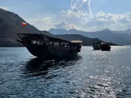 Dhow navega entre los fiordos del pueblo oman&iacute; de Jasab, situado en la orilla sur del estrecho de Ormuz. (R. P&eacute;rez)