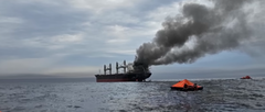 Buque en llamas en el estrecho de Ormuz. (Fuente externa)