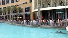 Numerosas personas aguardan para ver el espect&aacute;culo de la Fuente de Dubai  n el primer d&iacute;a de Eid Al-Fitr. (WAM)