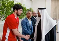 El futbolista iran&iacute; y el presidente emirat&iacute;. (X)