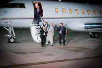 Momento de la llegada del ling&uuml;ista estadounidense a EAU. (WAM)