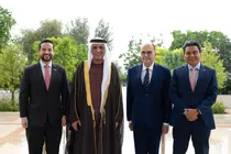 El gobernante de Ras Al Khaimah con los embajadores centroamericanos. (WAM)