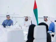 En el centro de la imagen, el gobernante de Dubai durante la reuni&oacute;n del Gabinete de EAU. (X)