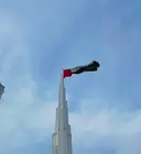 La bandera de EAU en lo alto del Burj Khalifa. (Instagram)