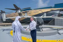 El pr&iacute;ncipe heredero de Dubai posa con uno de los taxis a&eacute;reos junto a un piloto. (X)
