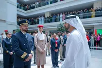 El pr&iacute;ncipe heredero de Dubai visita el edificio Emirates. (WAM)