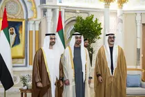 El jeque Mohamed bin Zayed, junto a los nuevos miembros del Consejo Ejecutivo de Abu Dhabi.