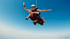 Skydive Dubai permite saltos en paraca&iacute;das sobre La Palmera. (Sky Dubai)