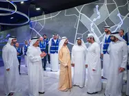 En el centro de la imagen el gobernante de Dubai con personal de construcci&oacute;n del Metro. (WAM)