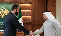 El presidente sirio saluda al fundador de Emaar. (X)