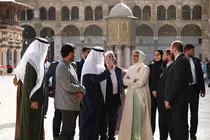 En el centro de la imagen la ministra de Estado emirat&iacute; durante la visita a la mezquita siria. (WAM)