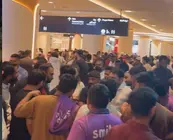 Captura de pantalla de un v&iacute;deo difundido de la aglomeraci&oacute;n en Dubai Mall. (Instagram)