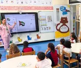 Alumons del colegio espa&ntilde;ol de Abu Dhabi durante una clase. (Instagram)