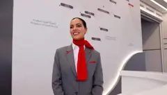 Una azafata de Etihad Rail con su uniforme. (Etihad Rail)