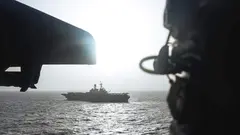 Un buque navega por el Estrecho de Ormuz . (Centcom)