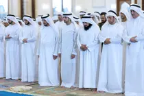 El jeque Hamdan durante el rezo. (WAM)