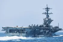 El portaaviones USS Abraham Lincoln transita por el Mar Ar&aacute;bigo. (Centcom)