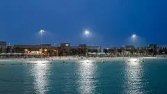 Una imagen suministrada de una playa nocturna en Abu Dhabi.