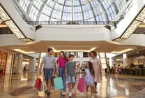 Una familia de compras en EAU. (WAM)