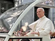 Le&oacute;n XIV lleg&oacute; en el papam&oacute;vil hasta Cibeles para oficiar la multitudinaria misa. (Patricia Mogoll&oacute;n)