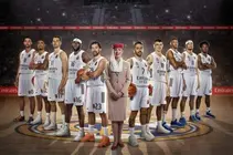 Una tripulante de cabina de Emirates posa con el equipo del Real Madrid. (Emirates)