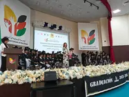 Eva S&aacute;nchez, directora de The Spanish School of Abu Dhabi, junto a los graduados. (EL CORREO)