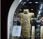 El vestido de oro exhibido en Sharjah. (WAM)