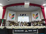 Profesores y alumnos tras la entrega de los diplomas de graduaci&oacute;n. (EL CORREO)