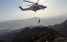 Un momento del rescate en helic&oacute;ptero del excursionista. (Dubai Police)